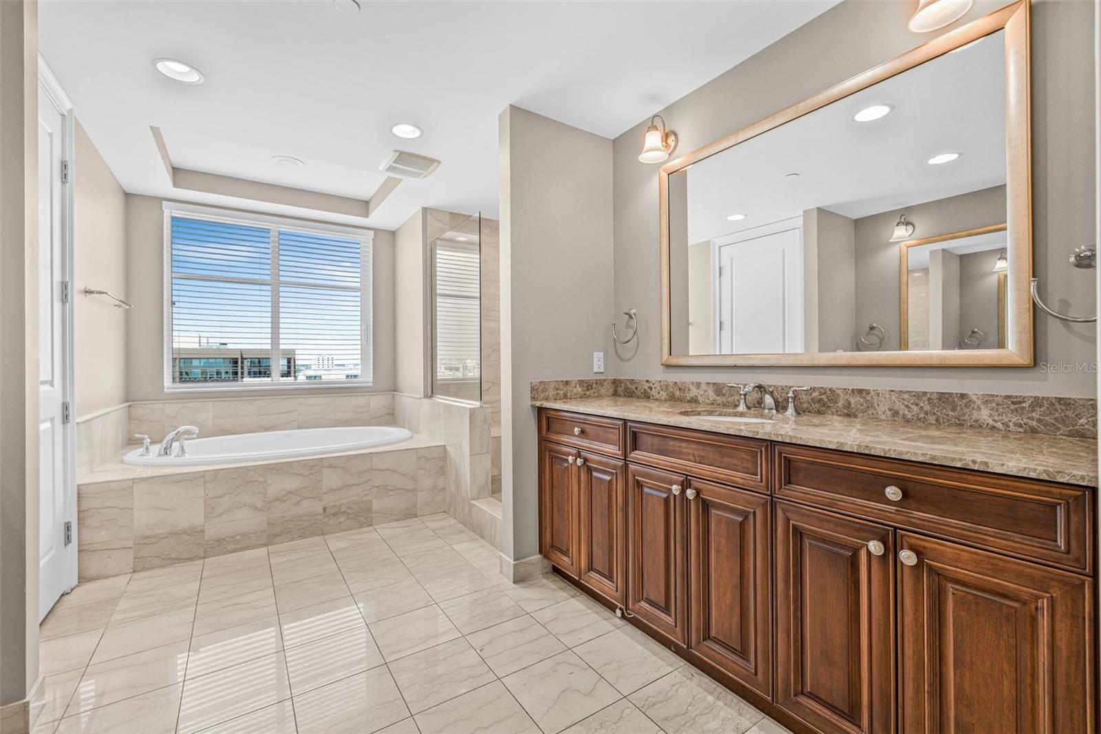 Image 25 of 61 For 300 Beach Drive Ne 1504