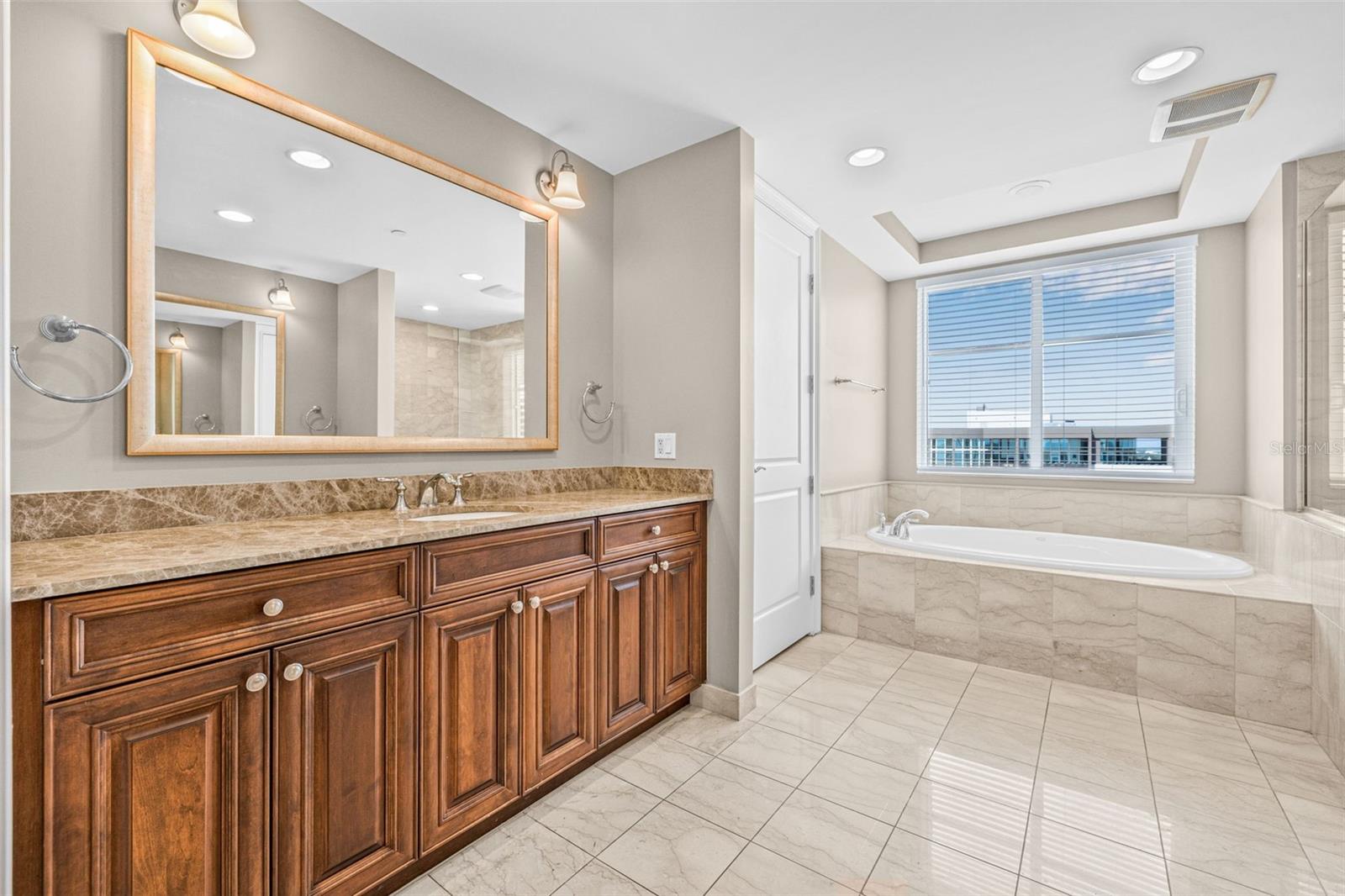 Image 26 of 61 For 300 Beach Drive Ne 1504