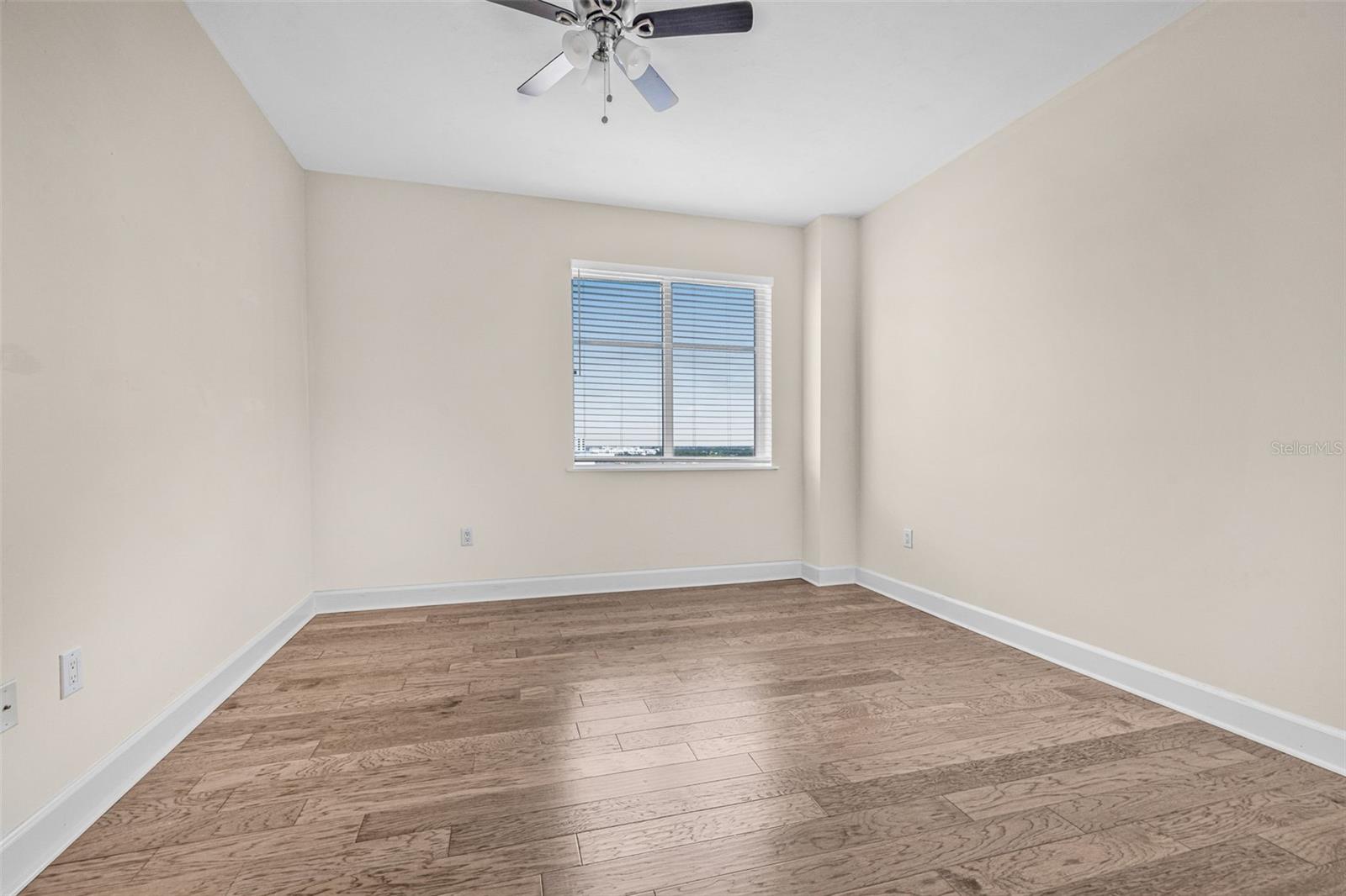 Image 32 of 61 For 300 Beach Drive Ne 1504