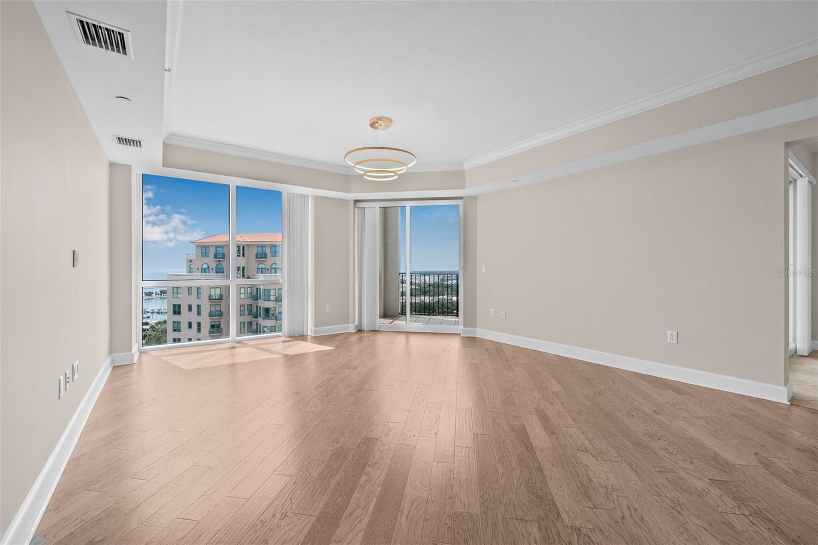 Image 9 of 61 For 300 Beach Drive Ne 1504