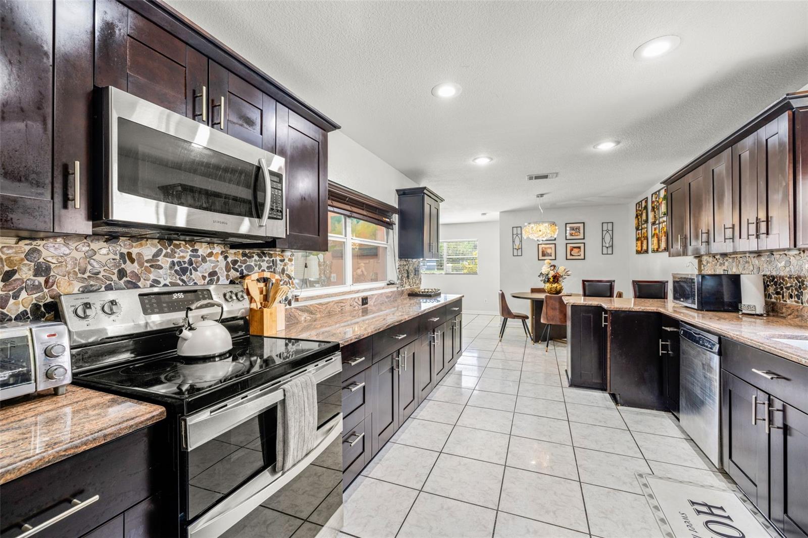 Image 14 of 51 For 11608 Boulevard
