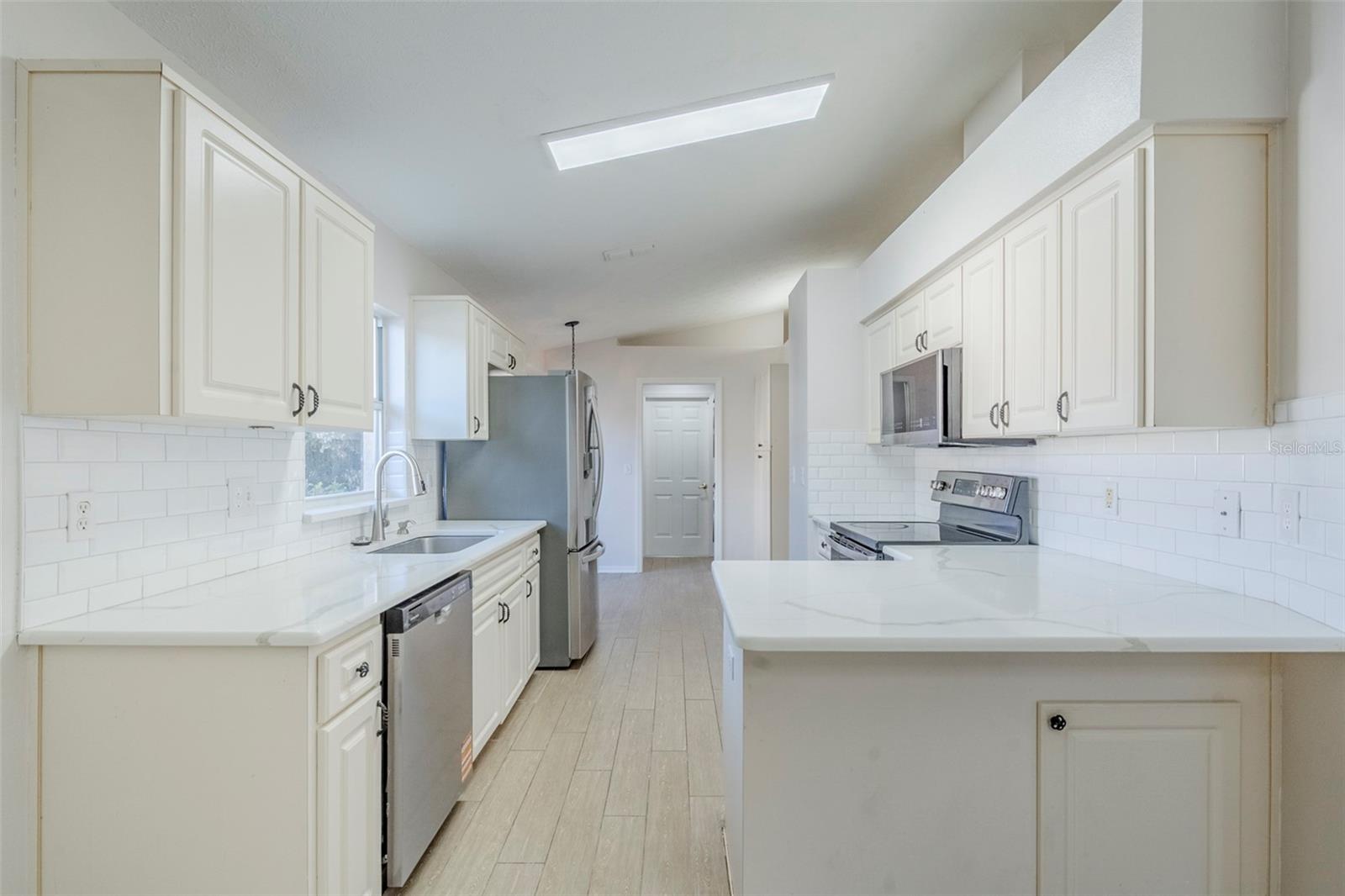 Listing photo id 8 for 13360 Wrenwood Circle