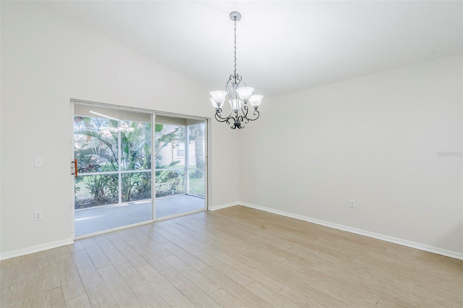Listing photo id 10 for 13360 Wrenwood Circle