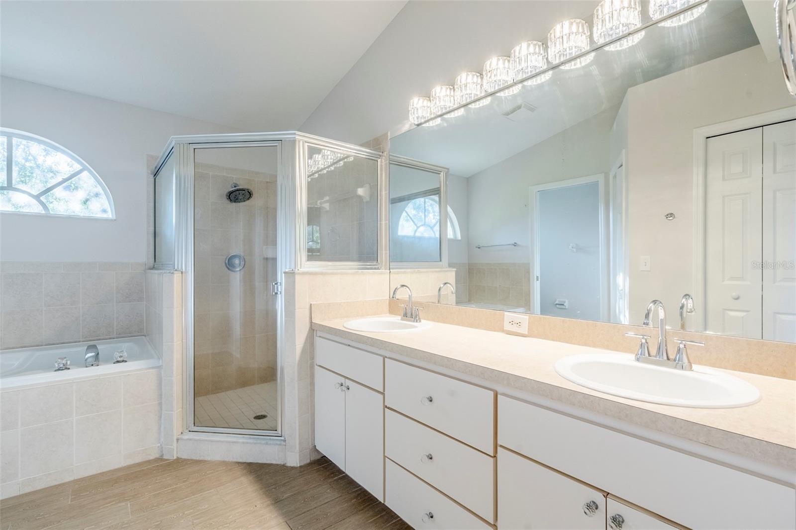 Listing photo id 13 for 13360 Wrenwood Circle