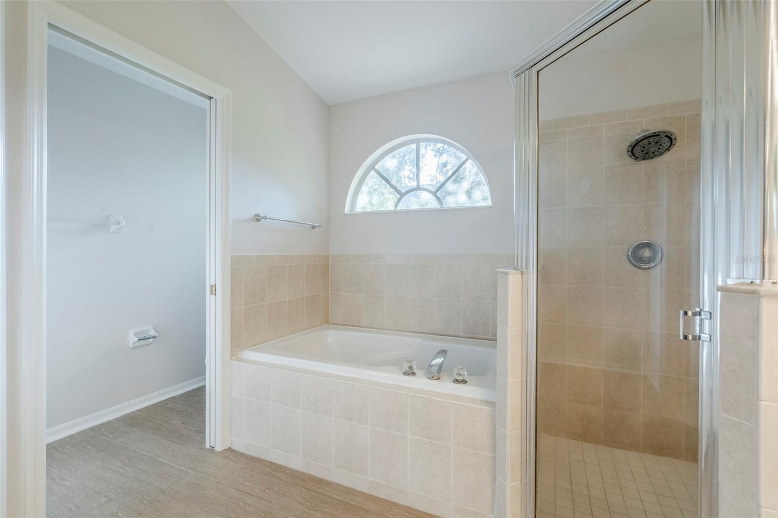 Listing photo id 14 for 13360 Wrenwood Circle