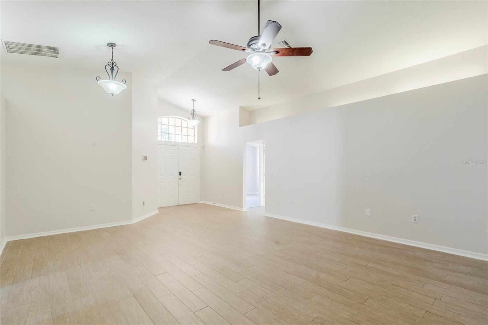 Listing photo id 2 for 13360 Wrenwood Circle