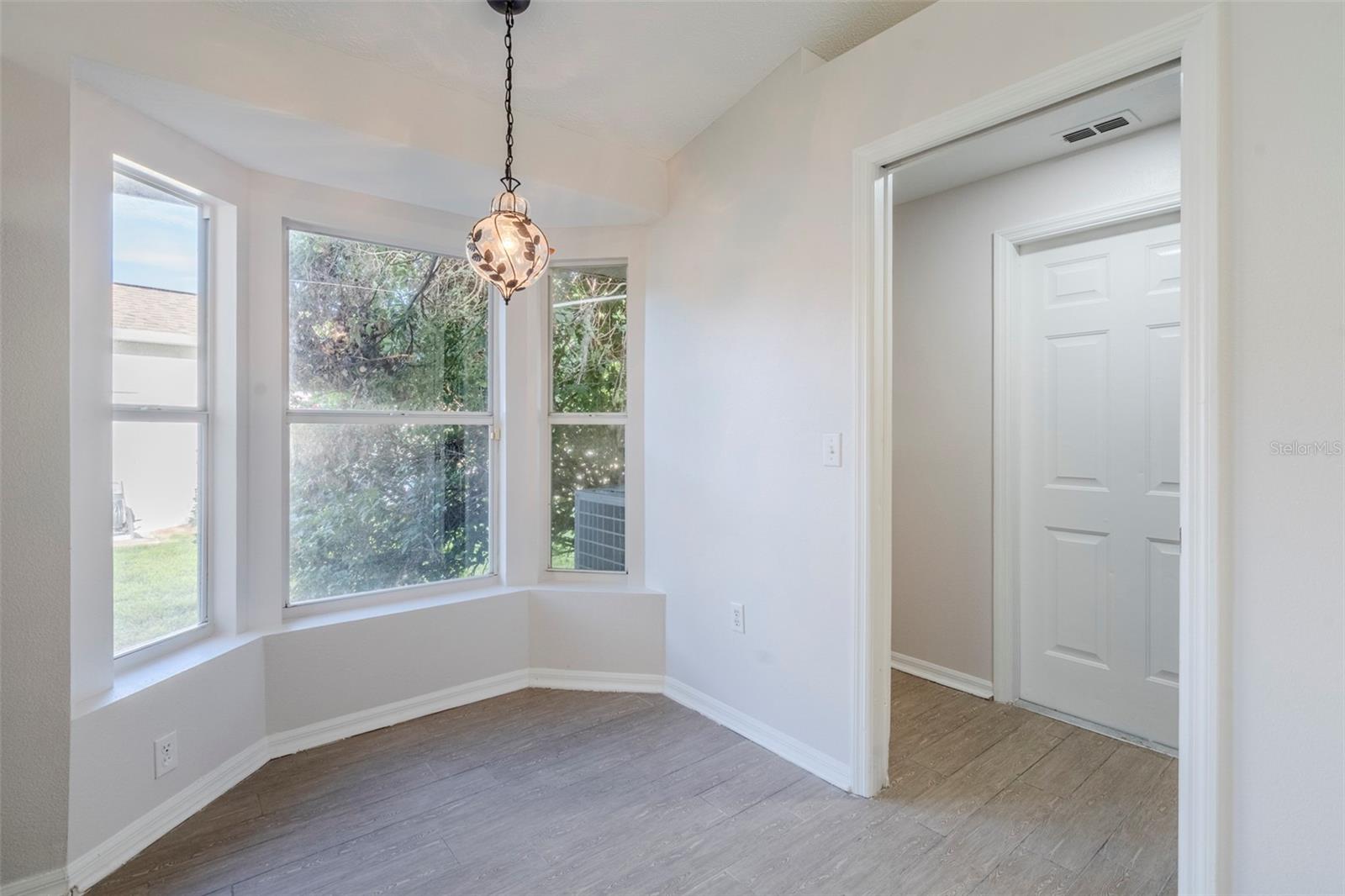 Listing photo id 5 for 13360 Wrenwood Circle
