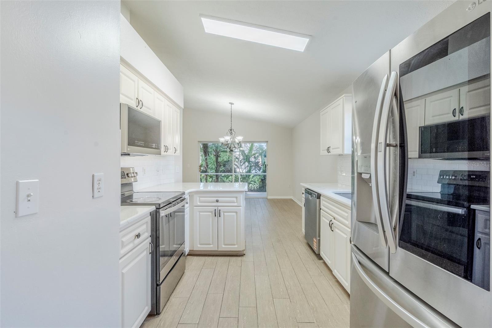 Listing photo id 6 for 13360 Wrenwood Circle