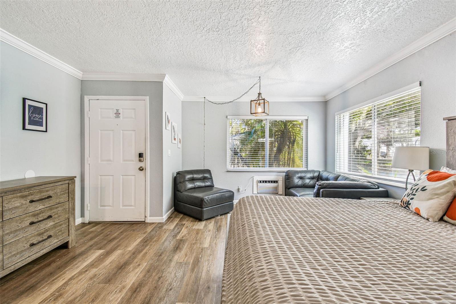 Image 17 of 97 For 4125 Dolphin Drive