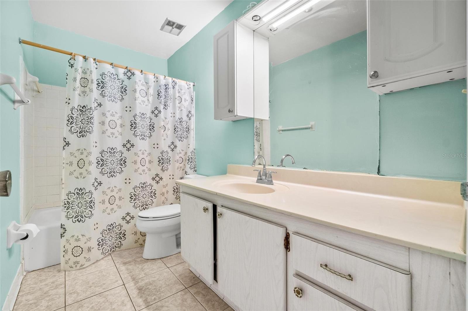 Image 12 of 19 For 265 Lincoln Circle N 2102