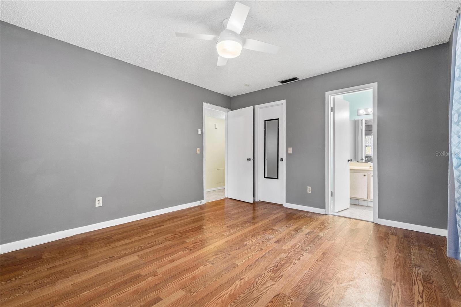 Image 14 of 19 For 265 Lincoln Circle N 2102