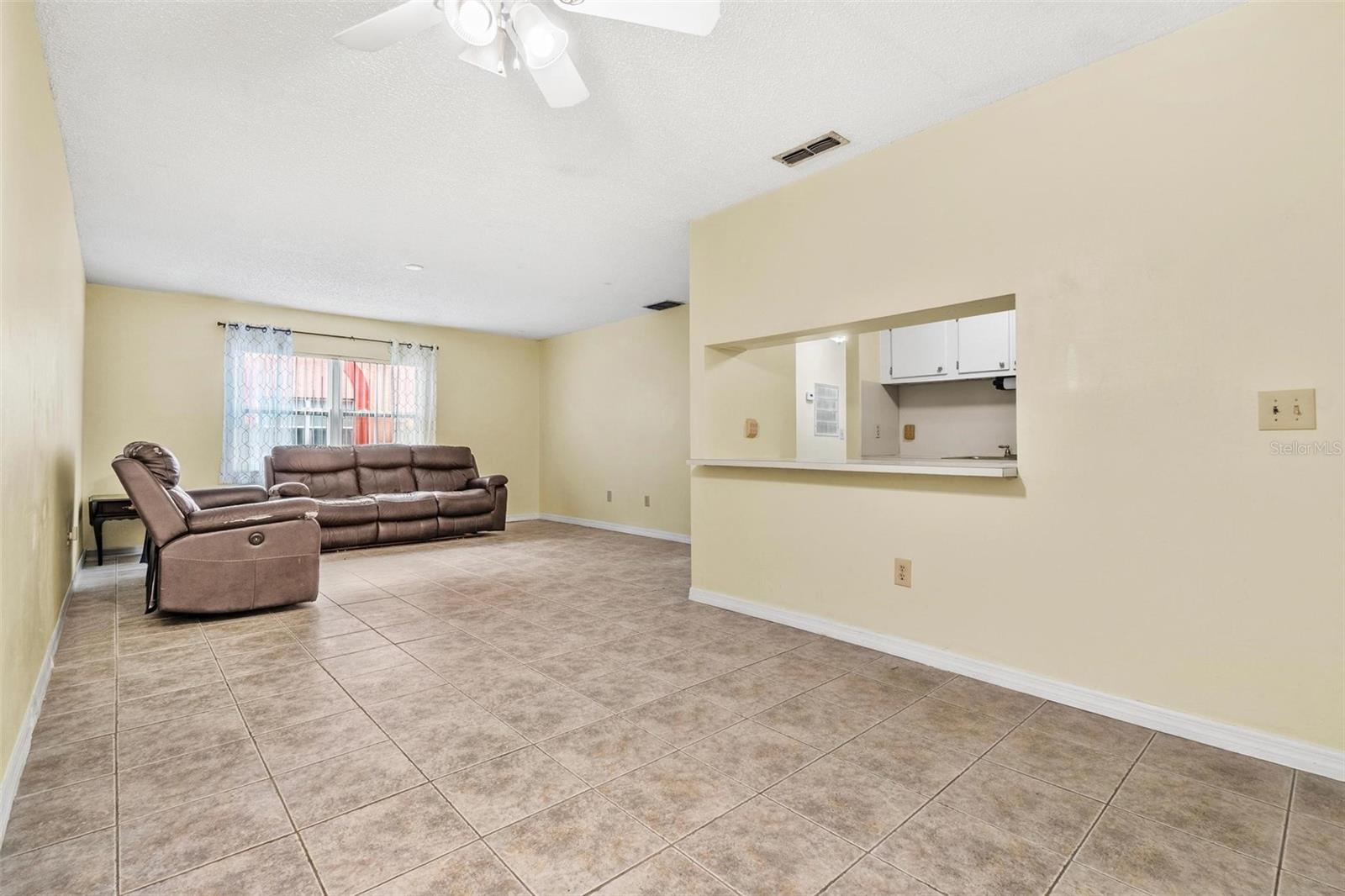 Image 3 of 19 For 265 Lincoln Circle N 2102