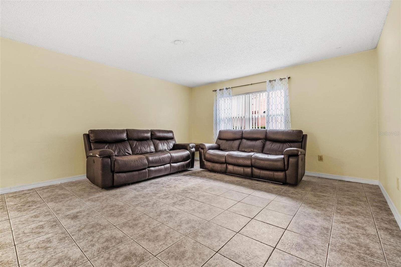 Image 5 of 19 For 265 Lincoln Circle N 2102