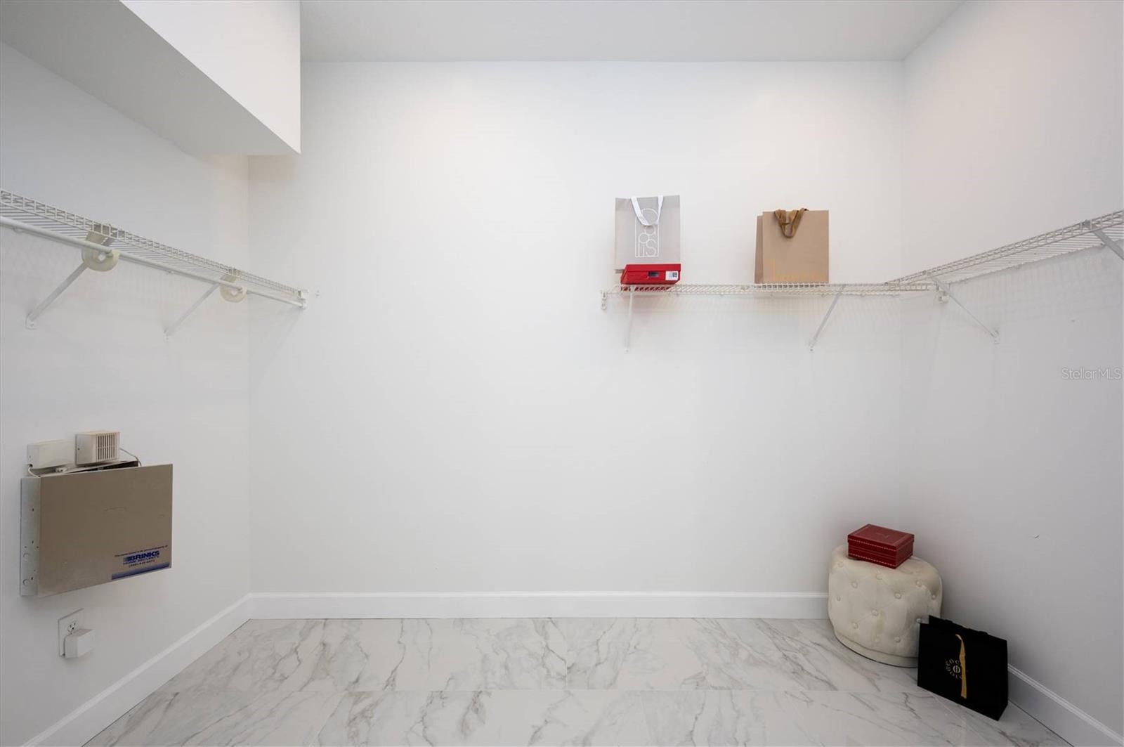 Listing photo id 15 for 10346 Abbotsford Drive