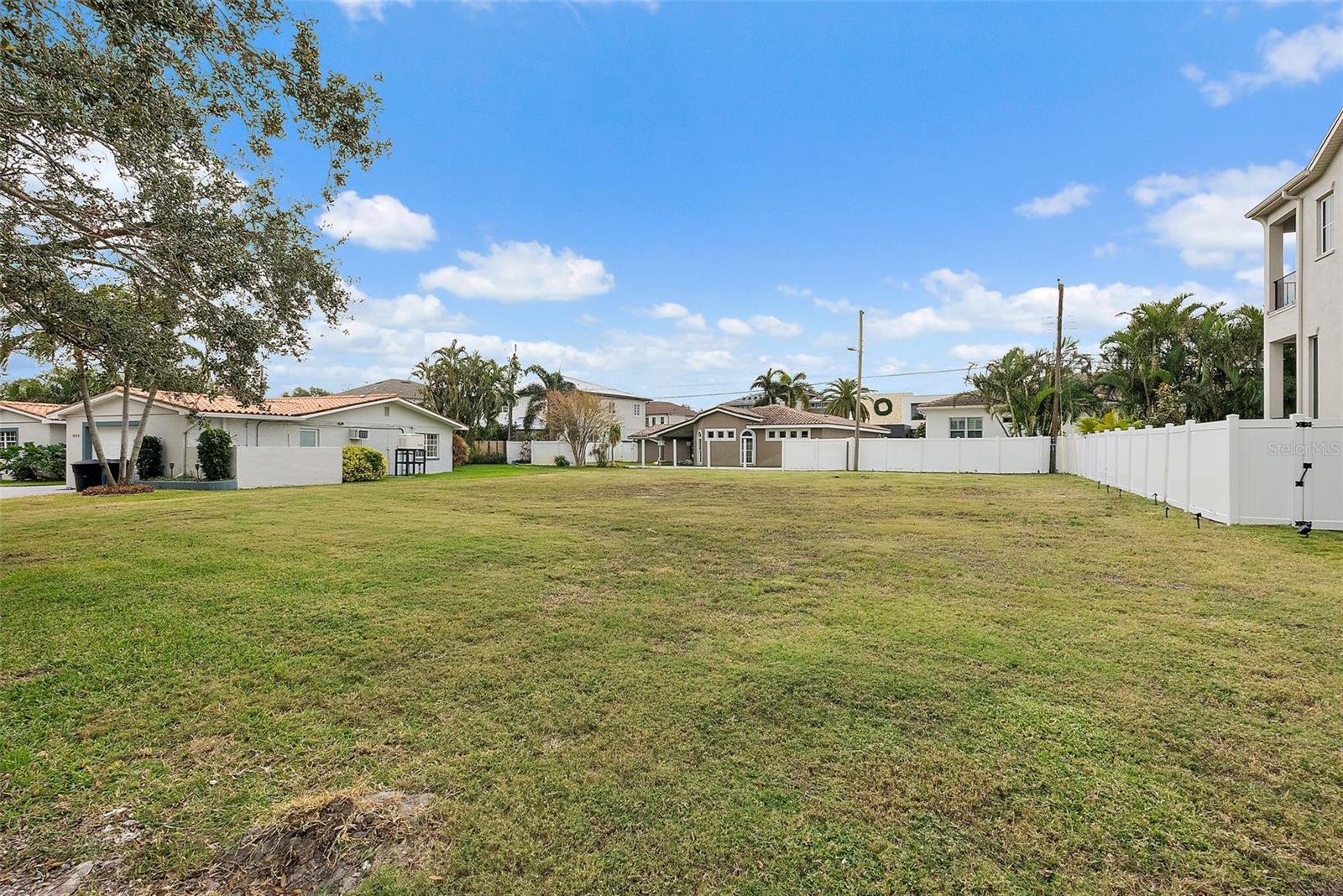 Image 2 of 17 For 372 Bayview Drive Ne
