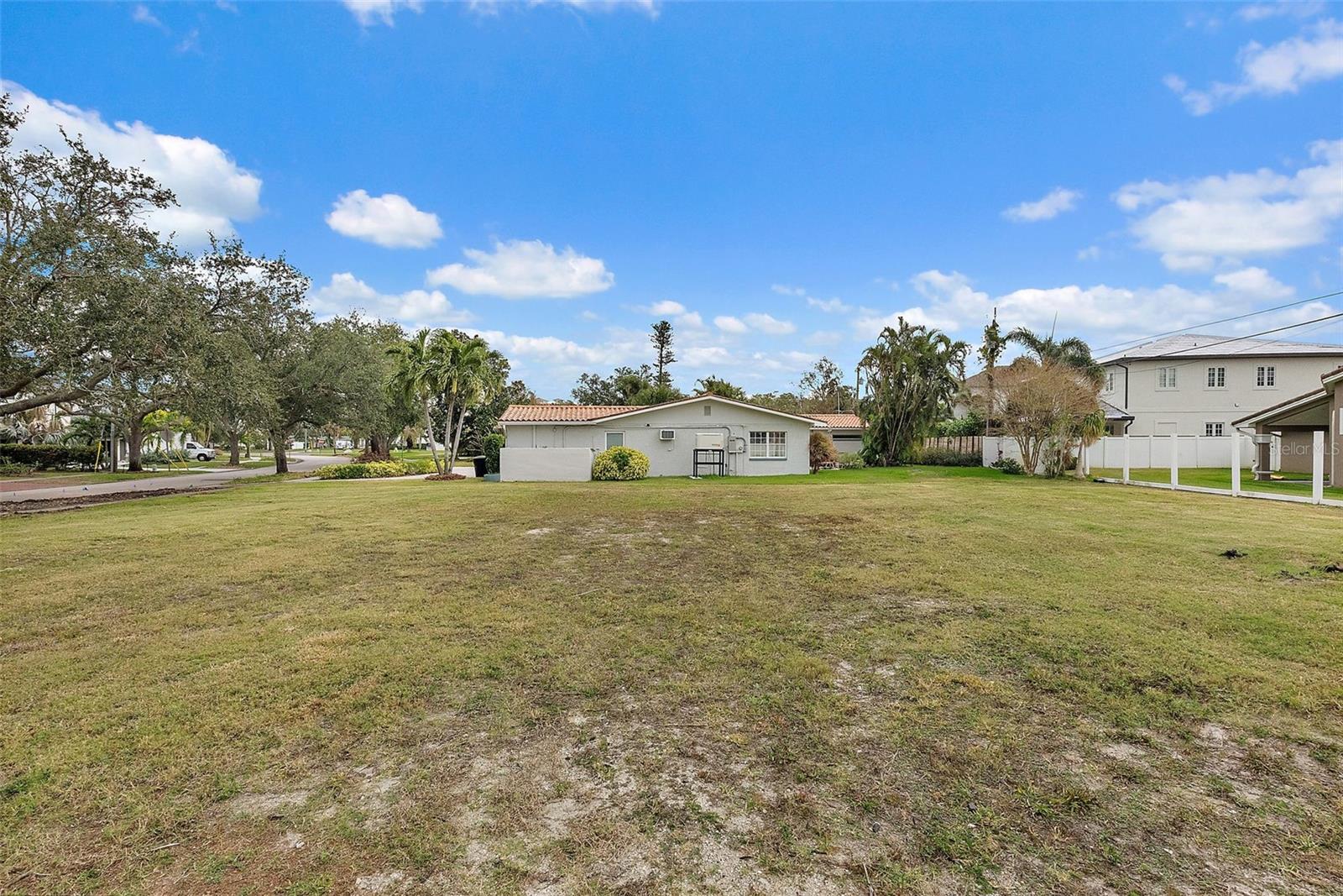 Image 3 of 17 For 372 Bayview Drive Ne