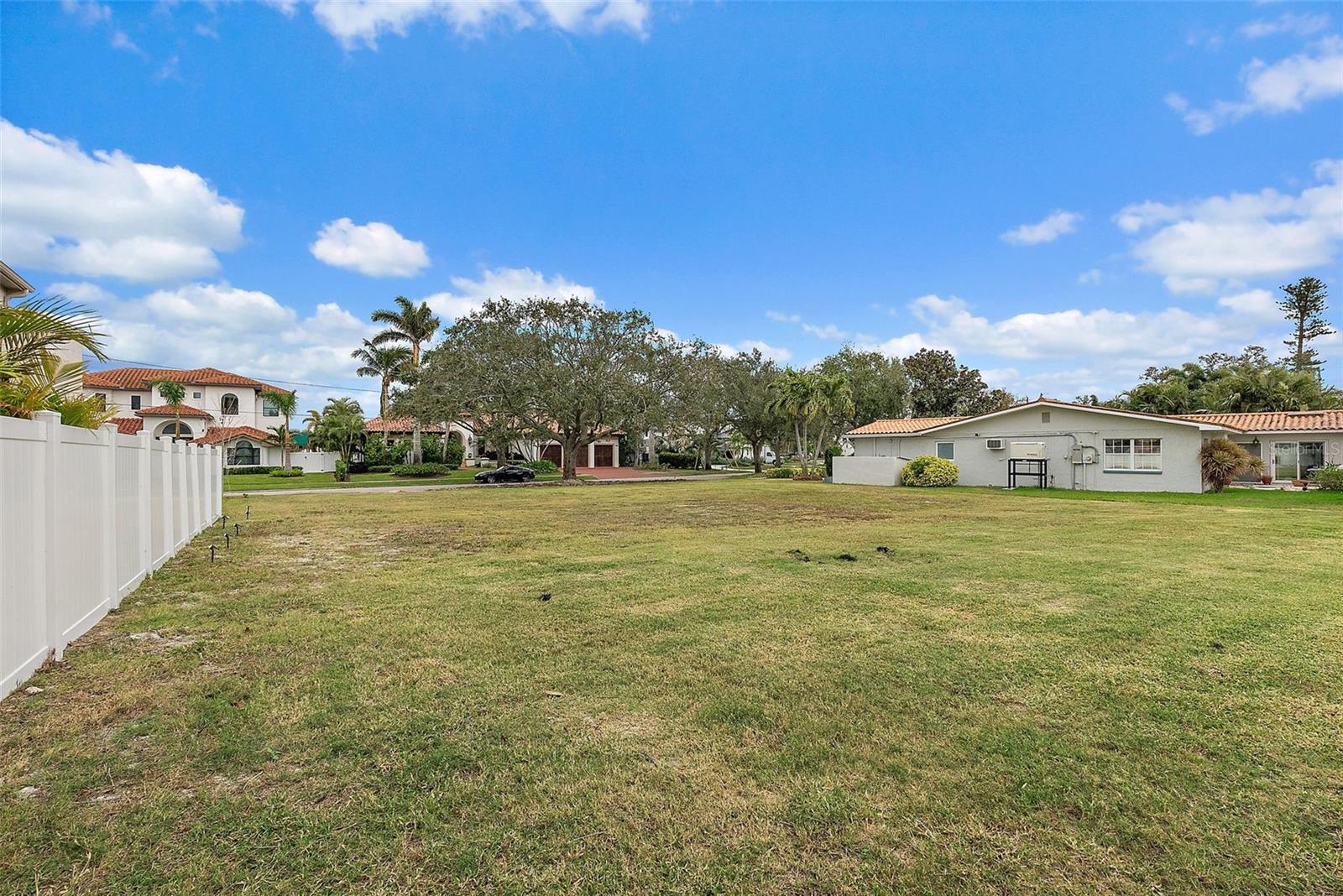 Image 4 of 17 For 372 Bayview Drive Ne
