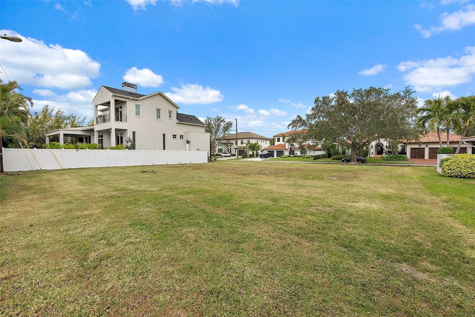 Image 6 of 17 For 372 Bayview Drive Ne