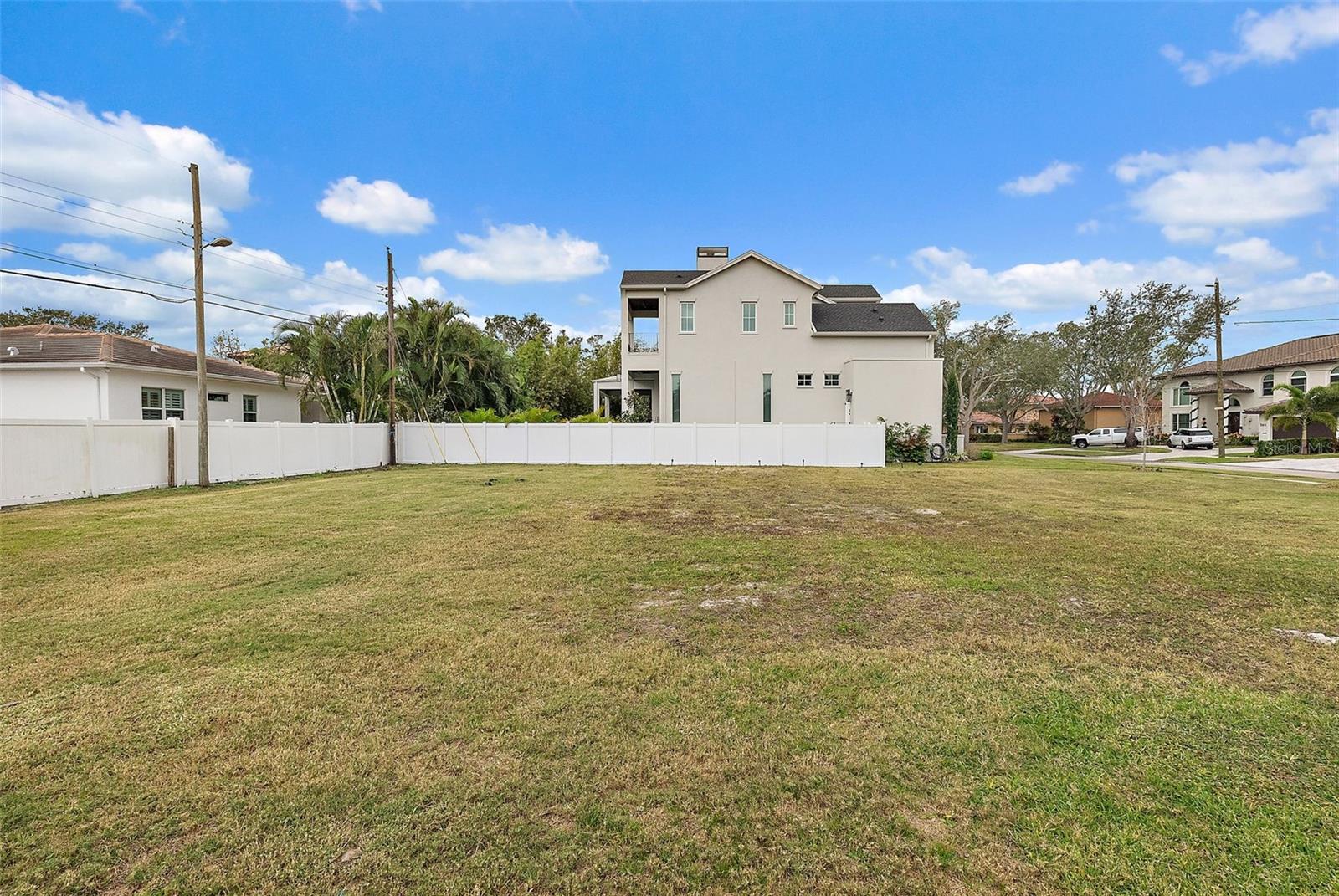 Image 7 of 17 For 372 Bayview Drive Ne