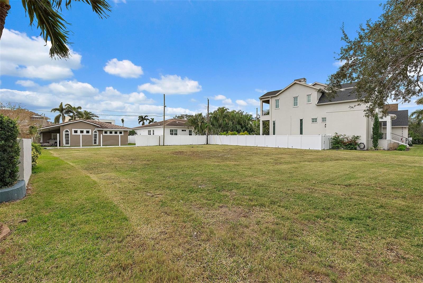 Image 8 of 17 For 372 Bayview Drive Ne