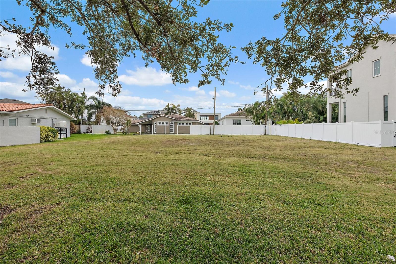 Image 9 of 17 For 372 Bayview Drive Ne