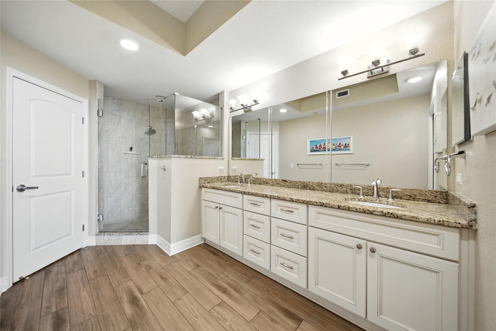 Image 18 of 41 For 706 Bayway Boulevard 203