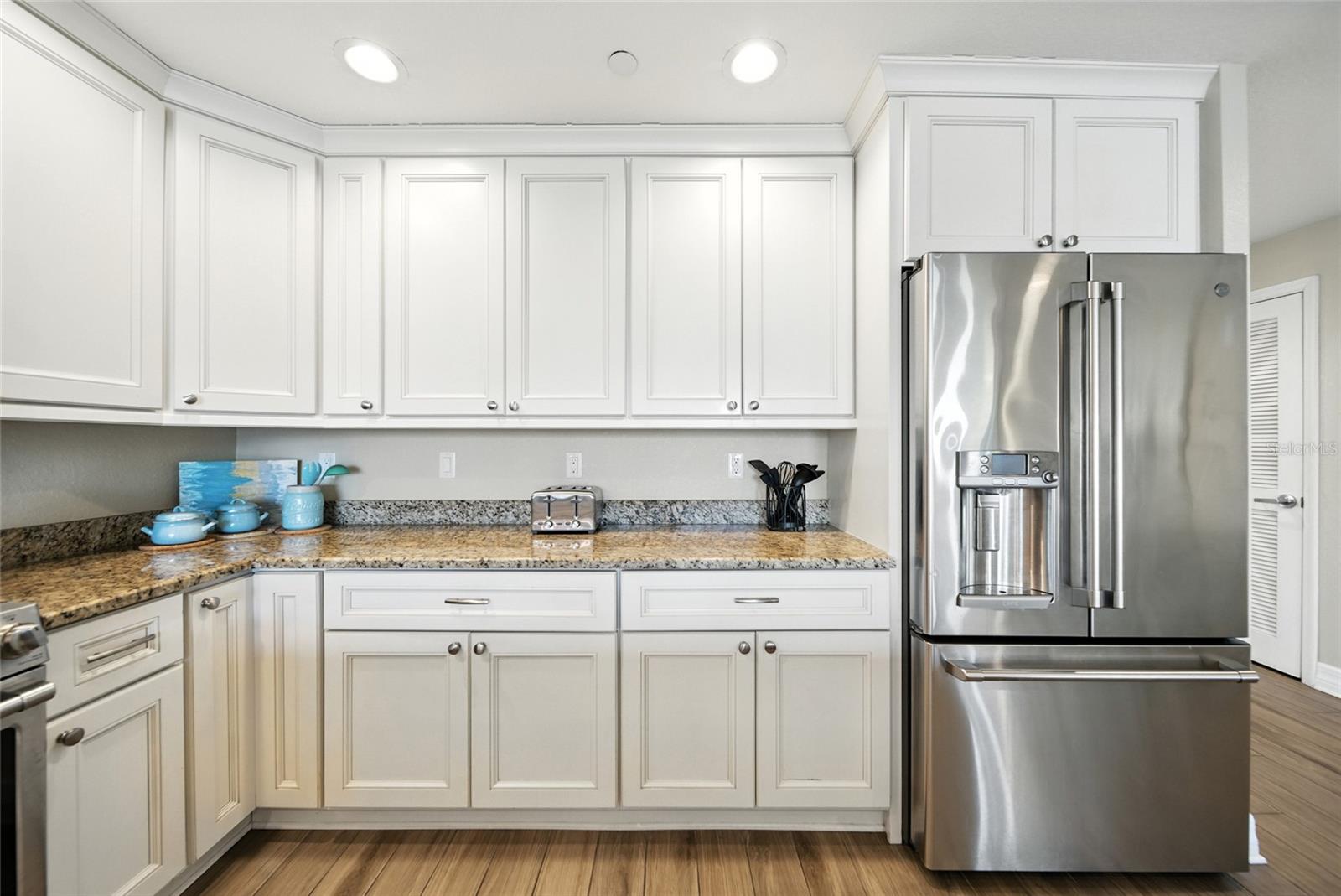 Image 9 of 41 For 706 Bayway Boulevard 203