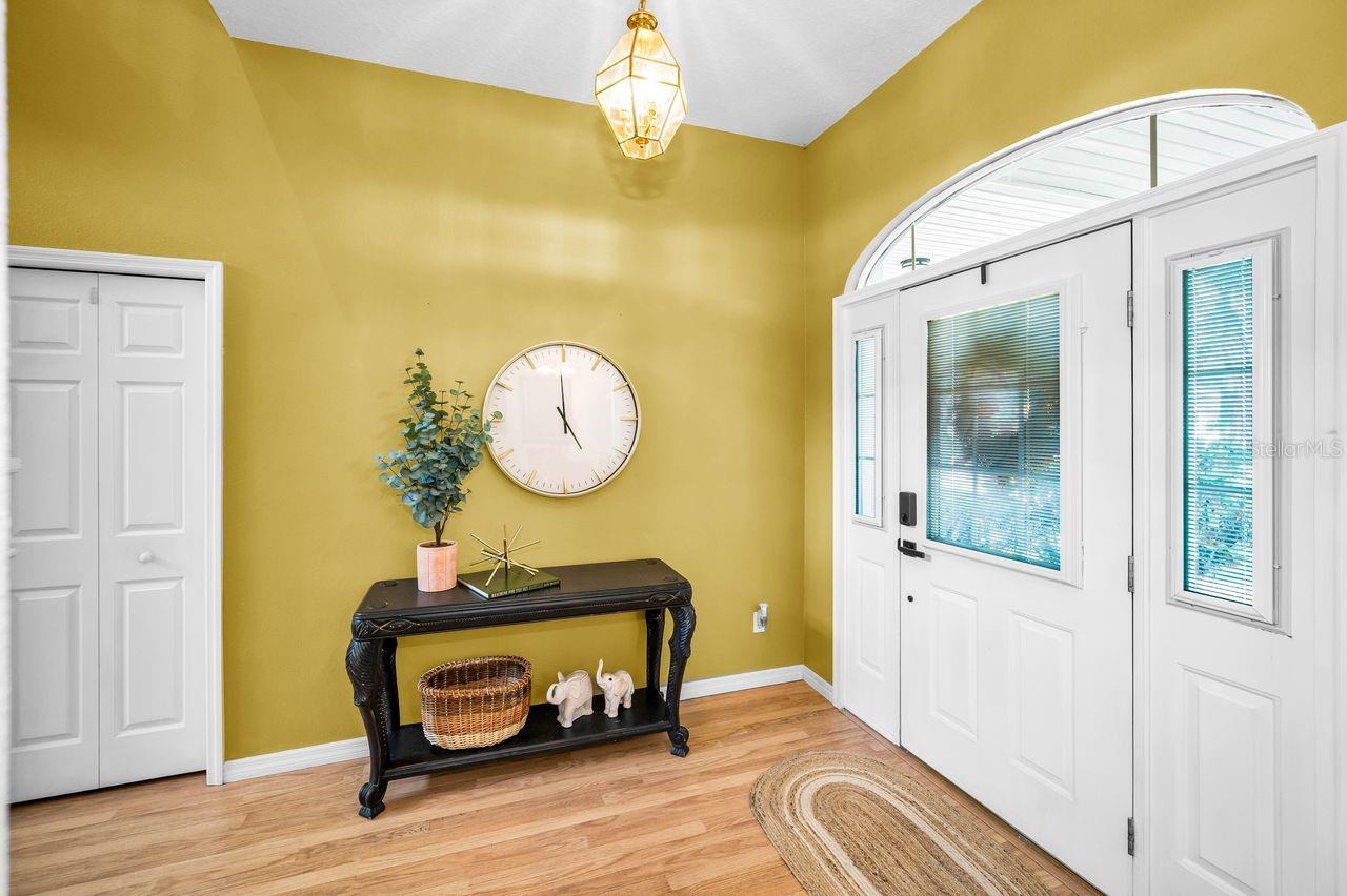 Listing photo id 11 for 8898 61st Street N