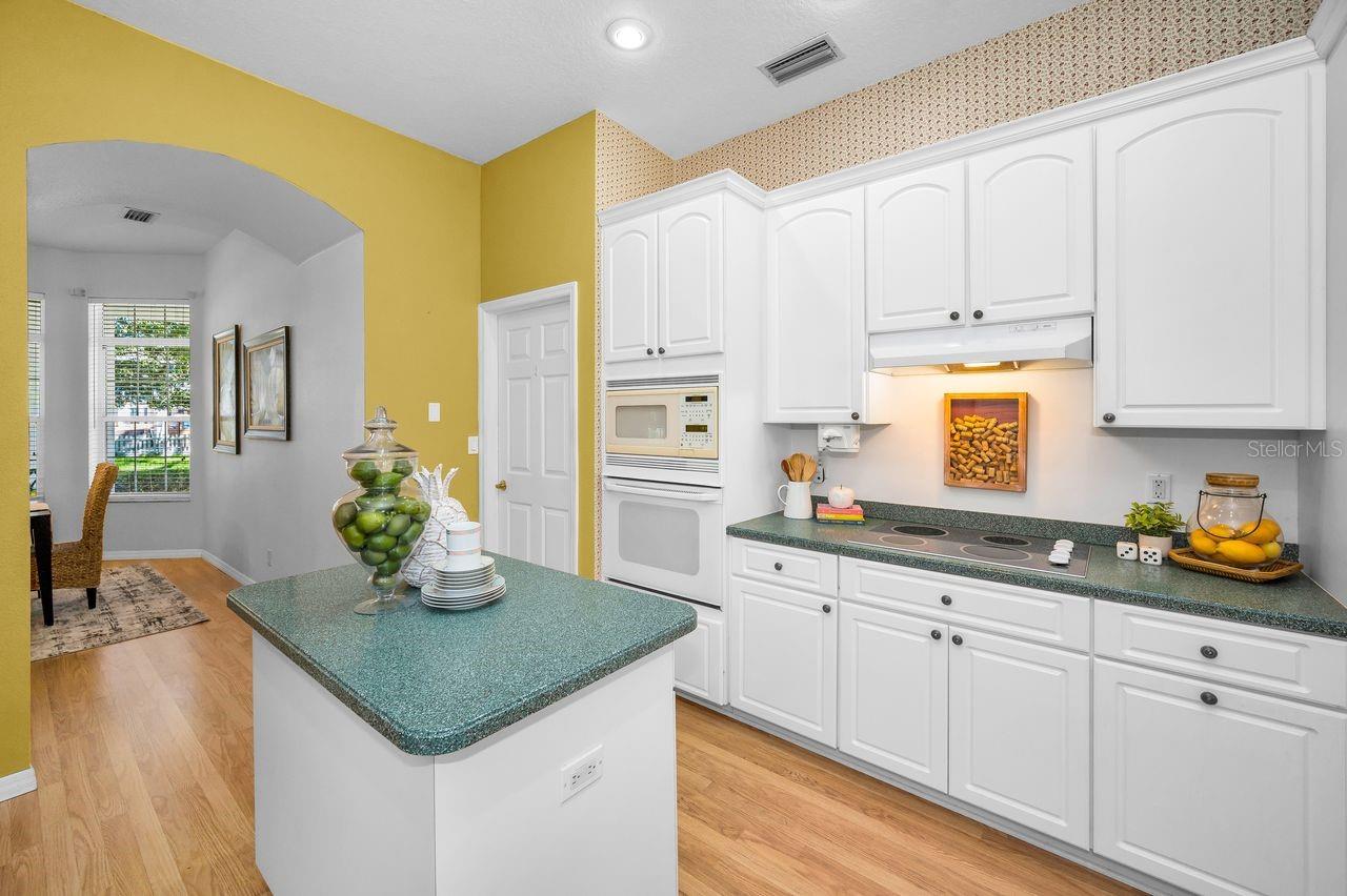 Listing photo id 18 for 8898 61st Street N