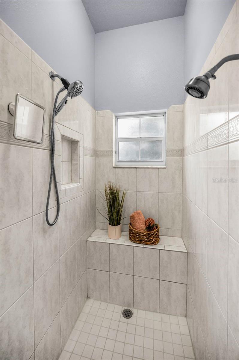 Listing photo id 33 for 8898 61st Street N