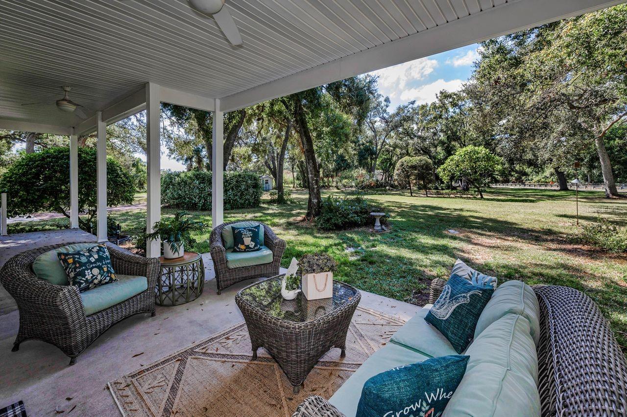 Listing photo id 47 for 8898 61st Street N