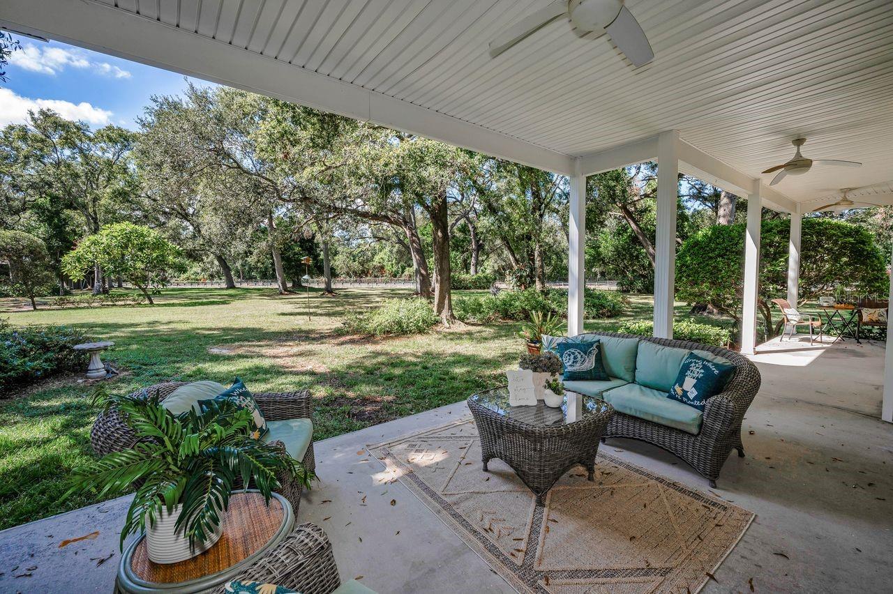 Listing photo id 49 for 8898 61st Street N