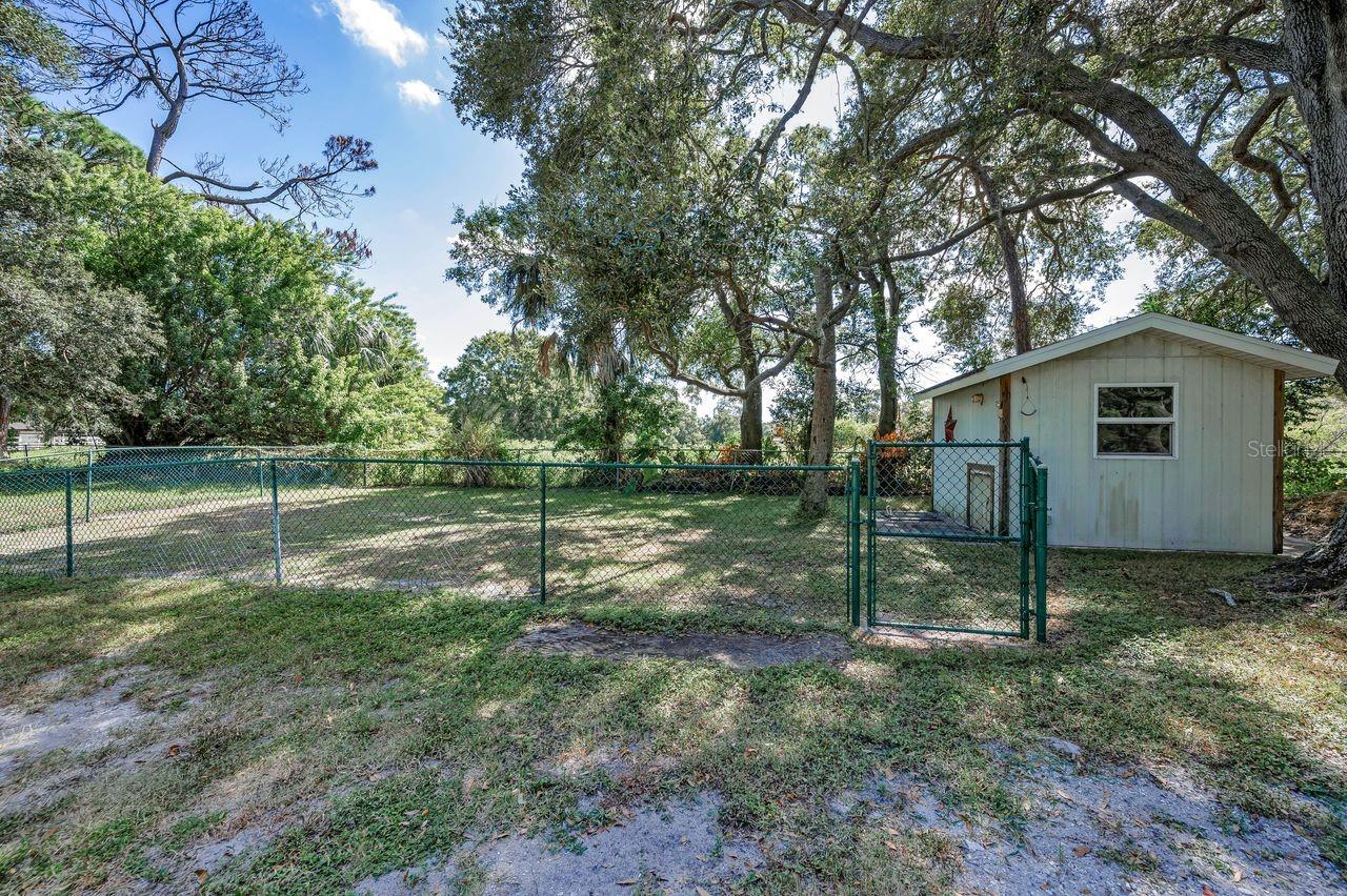 Listing photo id 58 for 8898 61st Street N