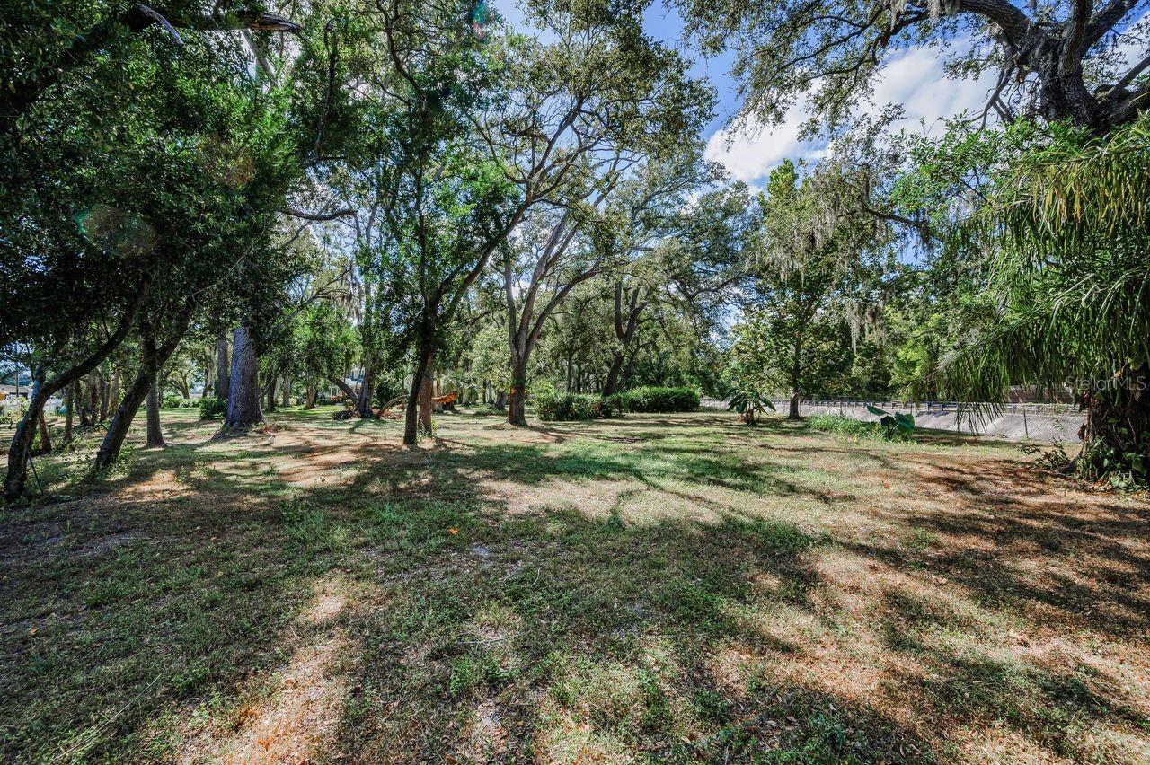 Listing photo id 61 for 8898 61st Street N