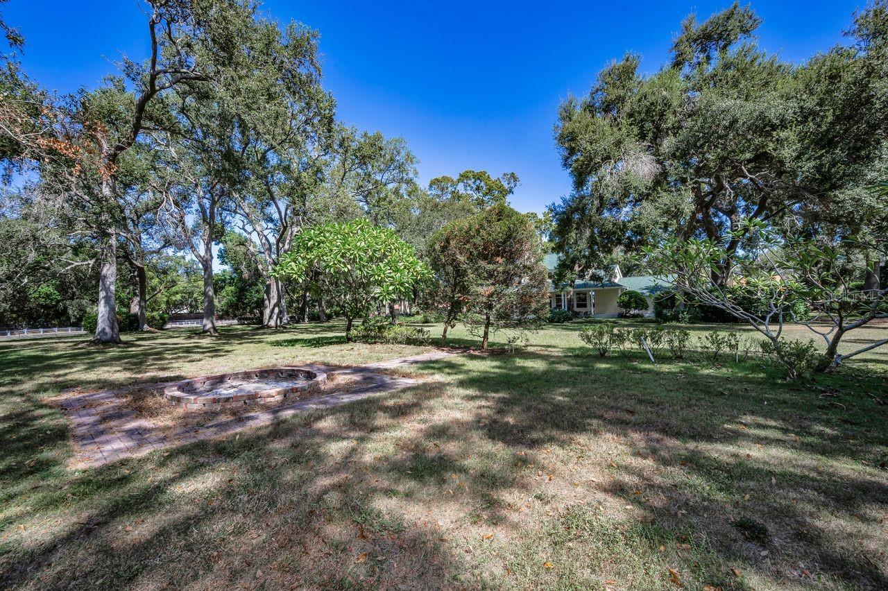 Listing photo id 67 for 8898 61st Street N