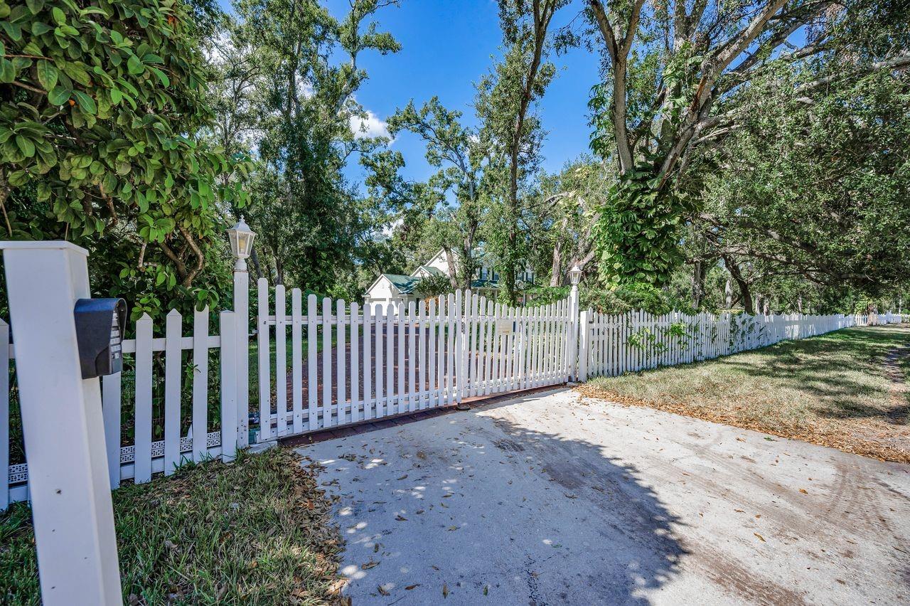 Listing photo id 5 for 8898 61st Street N