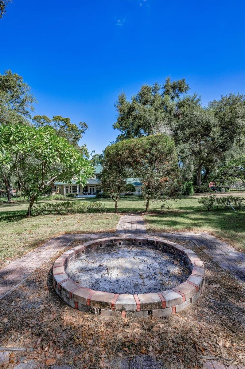 Listing photo id 68 for 8898 61st Street N