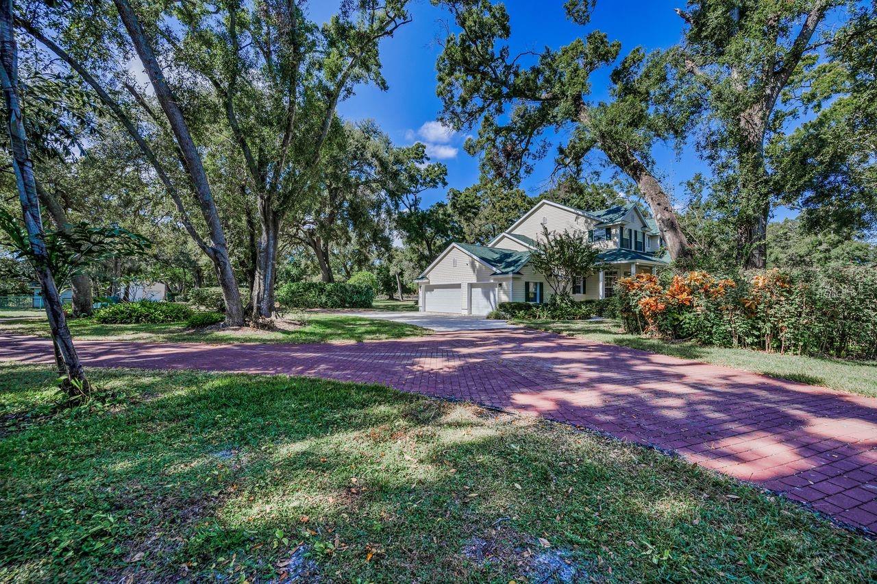 Listing photo id 6 for 8898 61st Street N