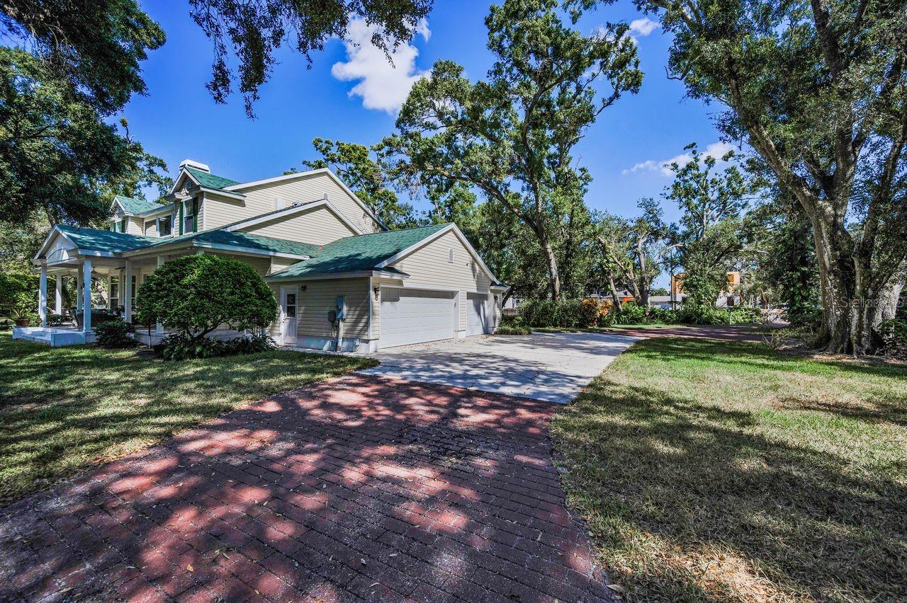 Listing photo id 7 for 8898 61st Street N