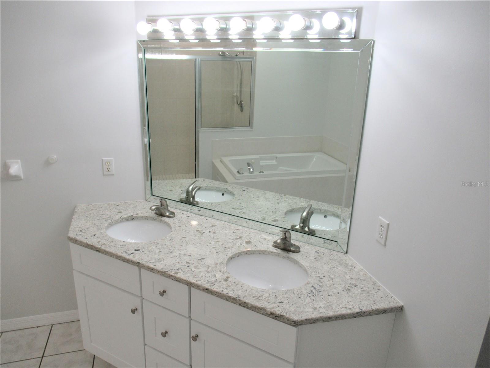 Image 19 of 30 For 1045 Pinellas Bayway S