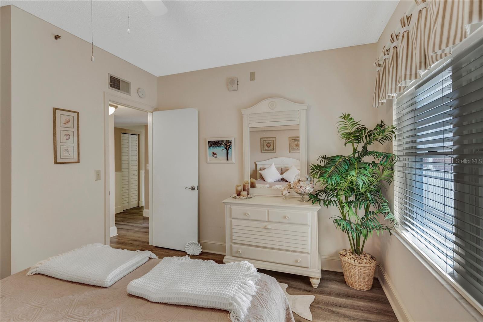 Image 23 of 42 For 1582 Gulf Boulevard 1506