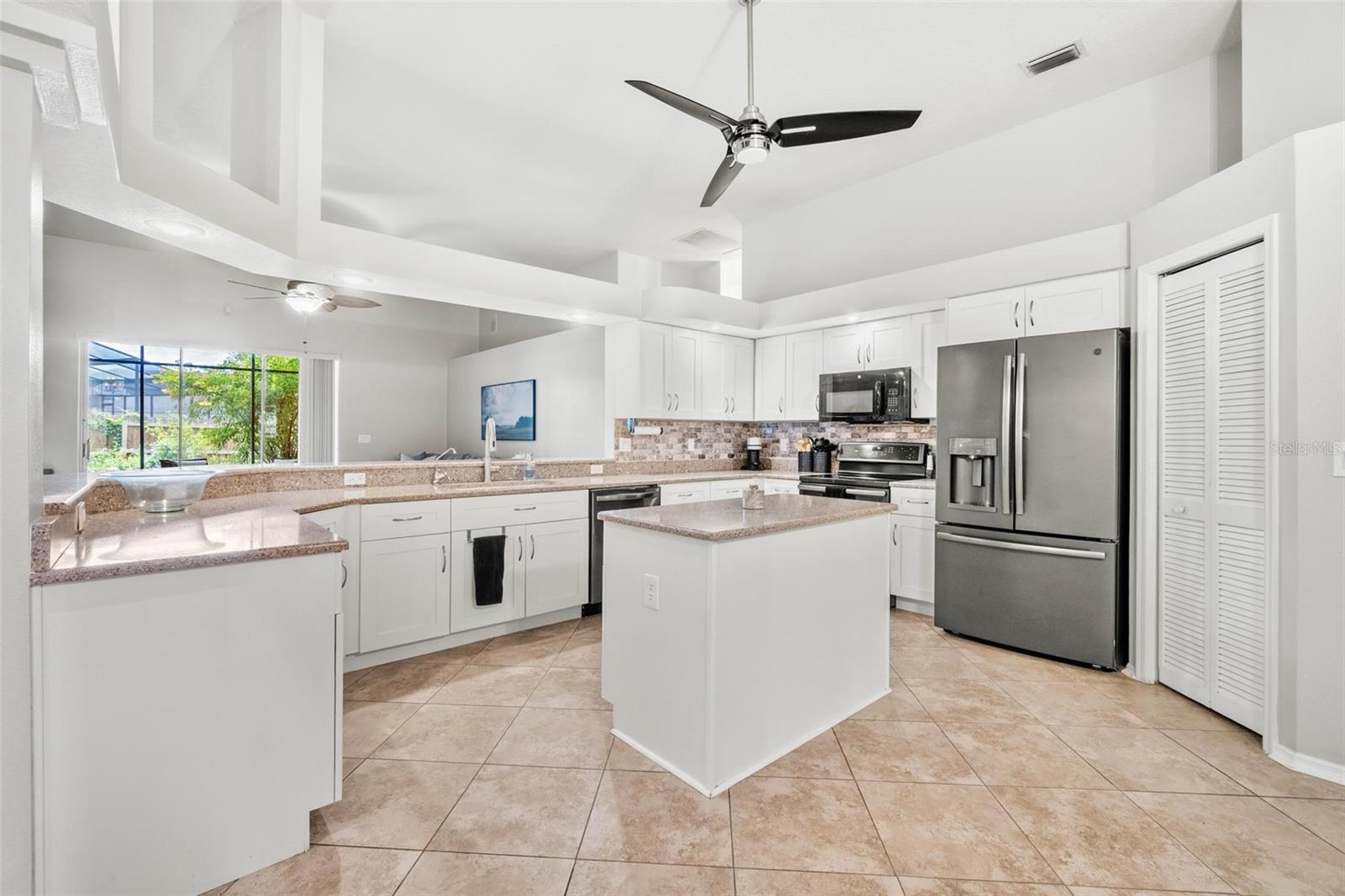 Listing photo id 8 for 10031 Colonnade Drive