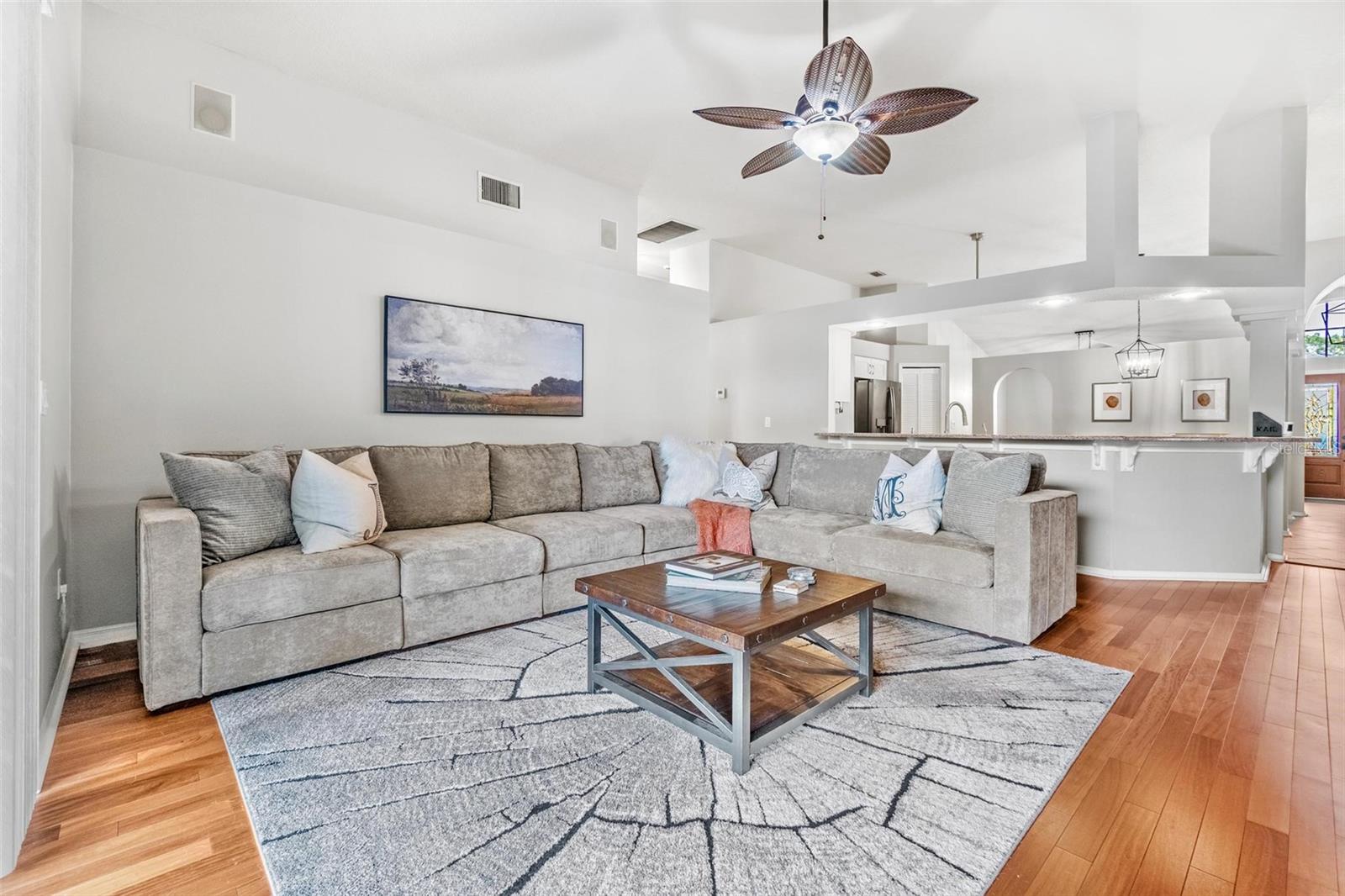 Listing photo id 9 for 10031 Colonnade Drive