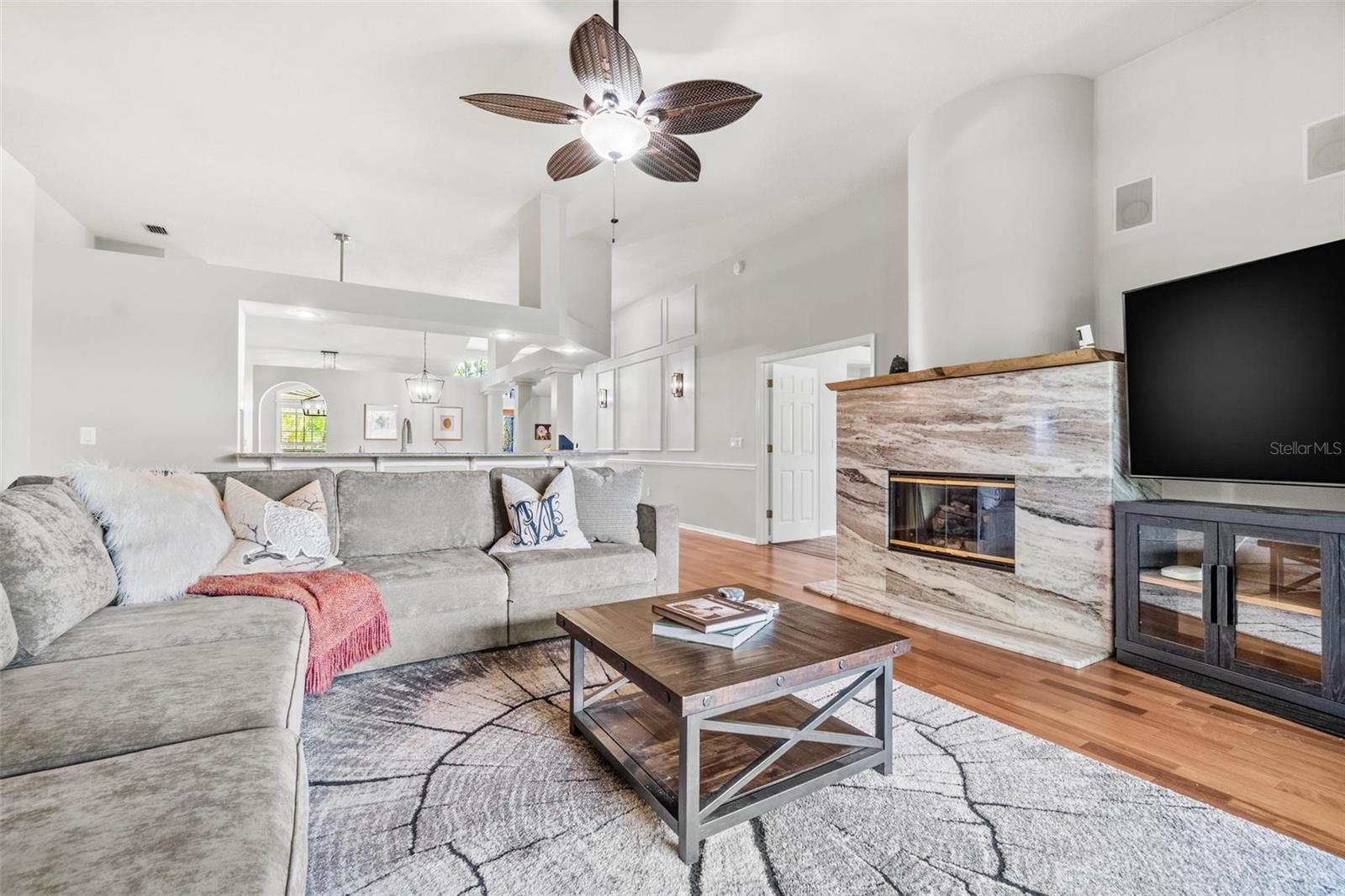 Listing photo id 10 for 10031 Colonnade Drive