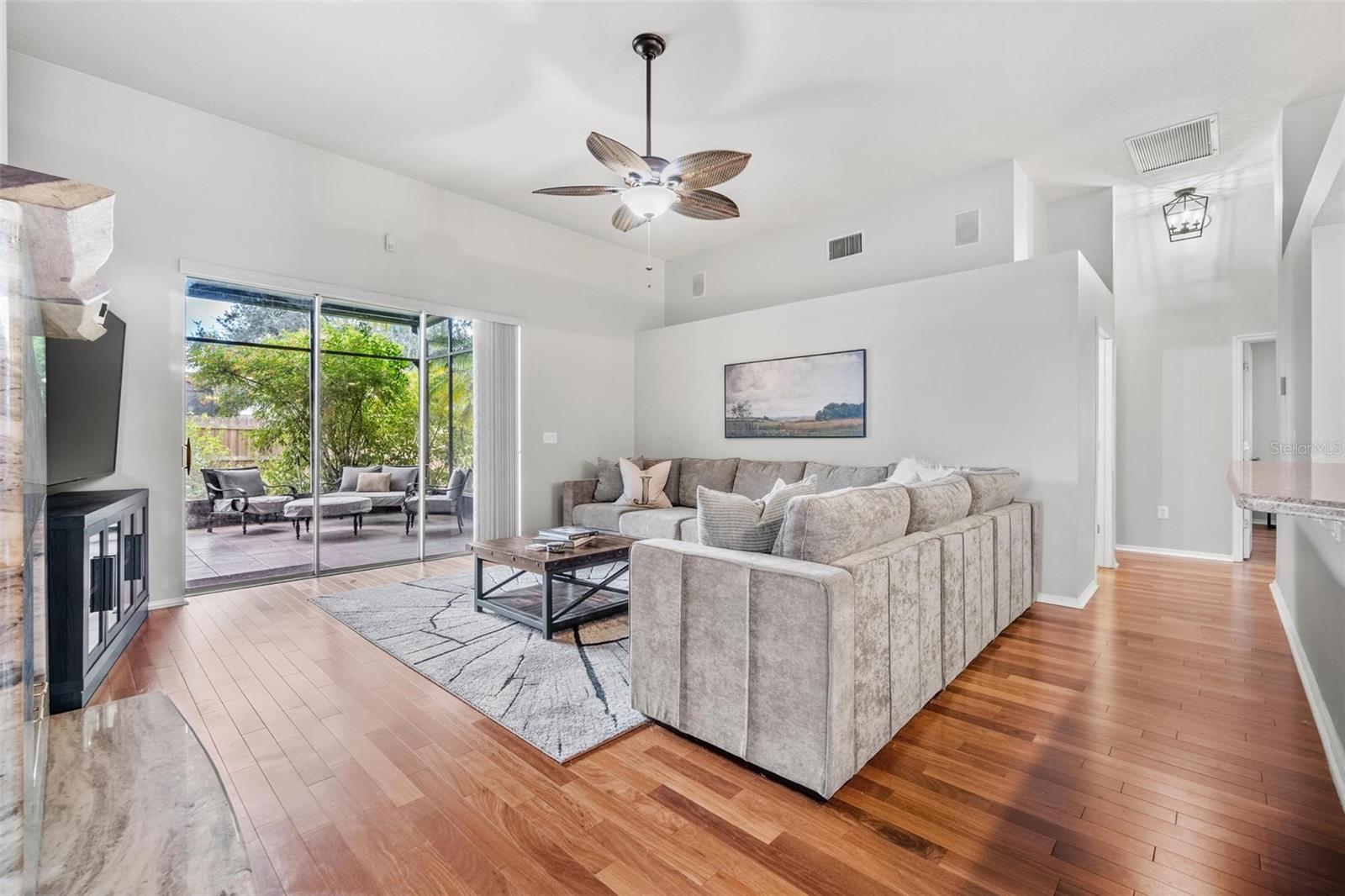 Listing photo id 11 for 10031 Colonnade Drive