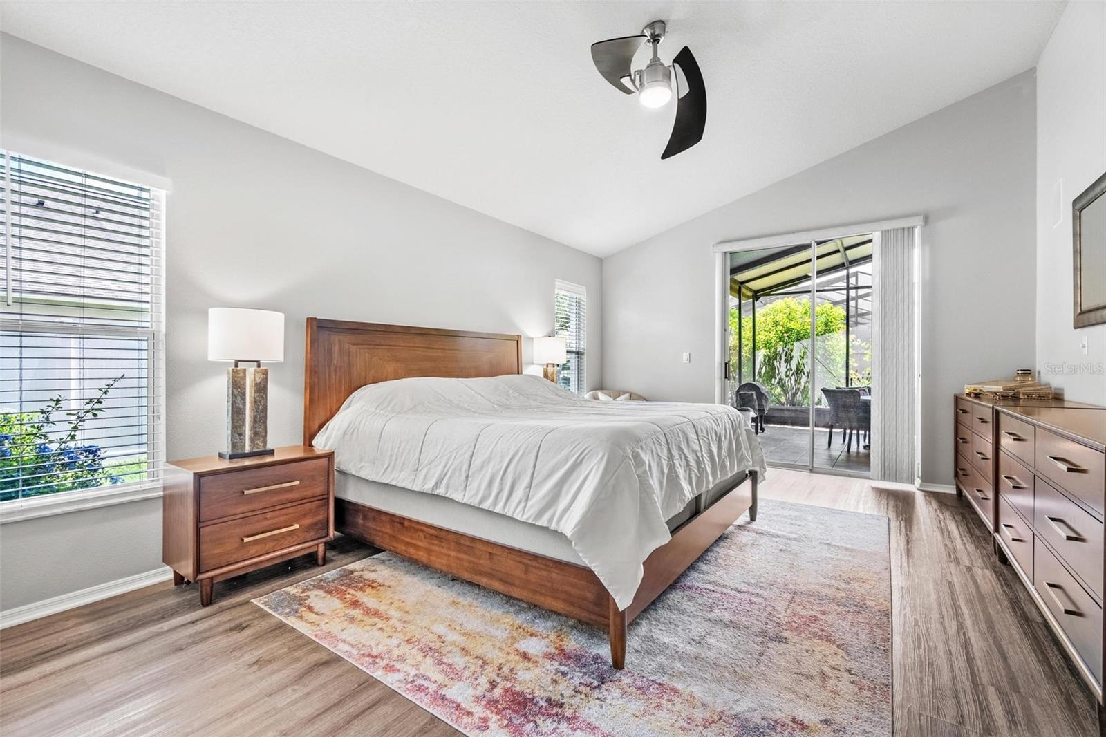 Listing photo id 12 for 10031 Colonnade Drive