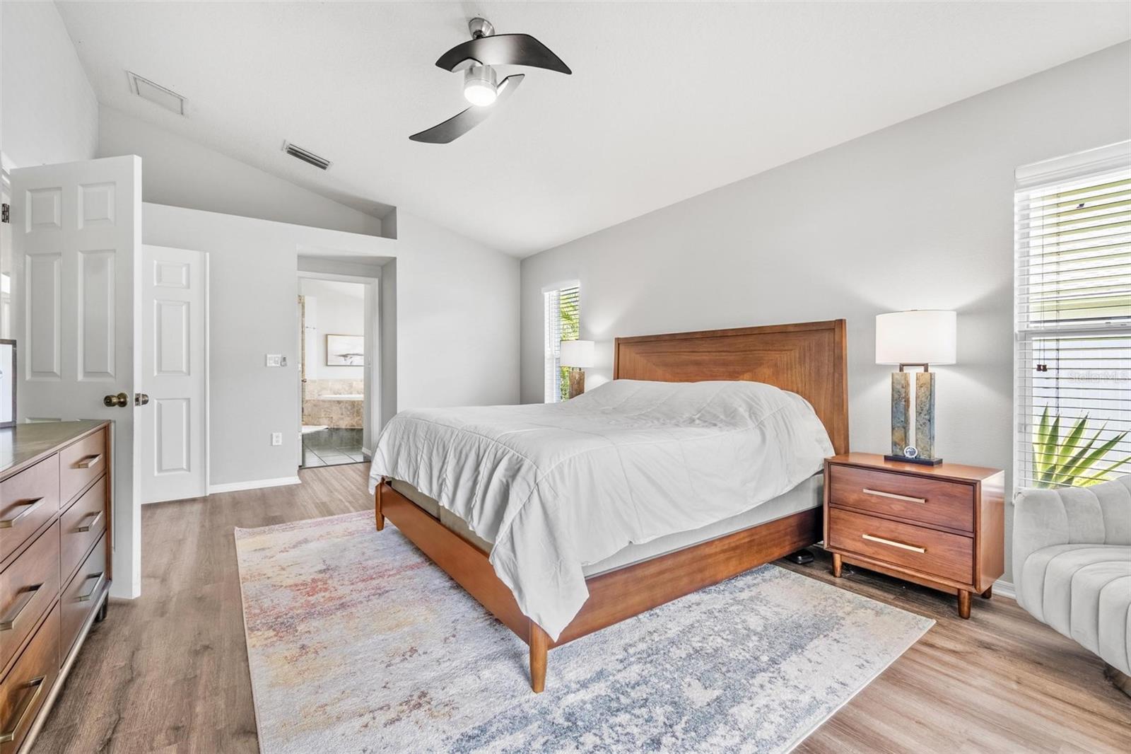 Listing photo id 13 for 10031 Colonnade Drive