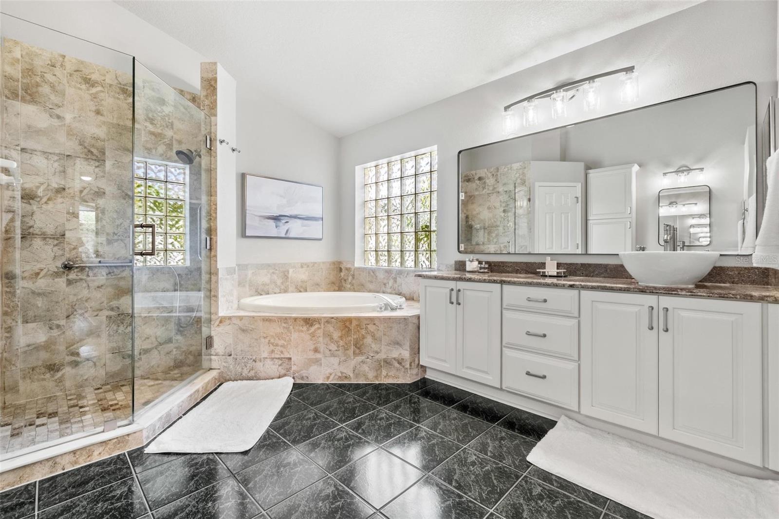 Listing photo id 14 for 10031 Colonnade Drive