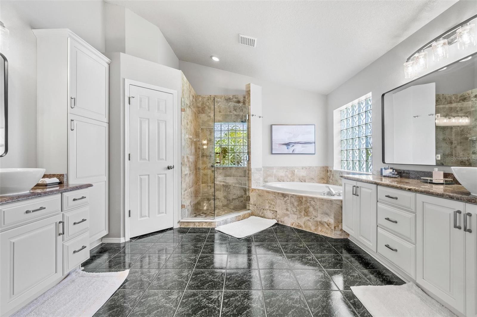 Listing photo id 15 for 10031 Colonnade Drive