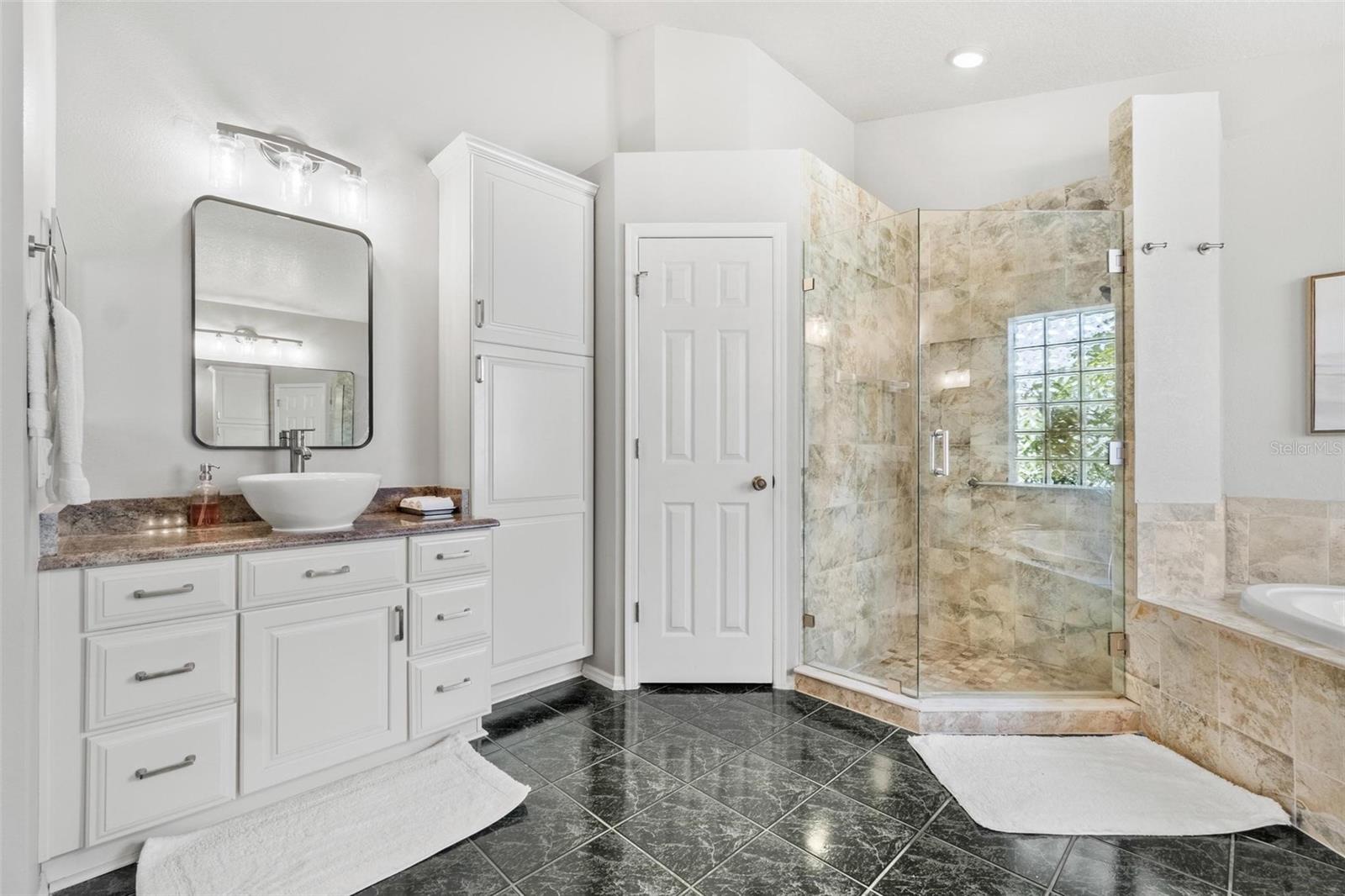Listing photo id 16 for 10031 Colonnade Drive